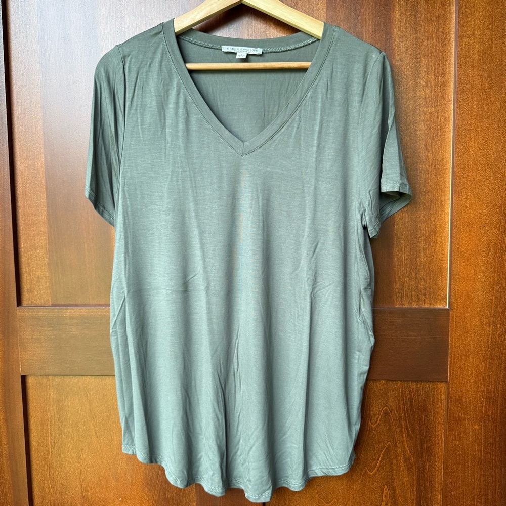Women’s Green Envelope Green V-neck Short Sleeve Shirt Size Large